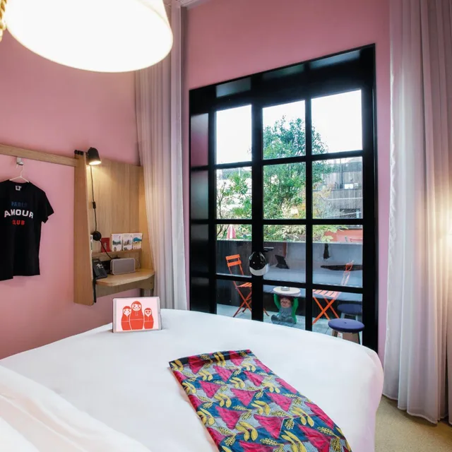 غرفة سوبيريور بسرير كينج بشرفة، Mob Hotel Paris Les Puces 5/9
