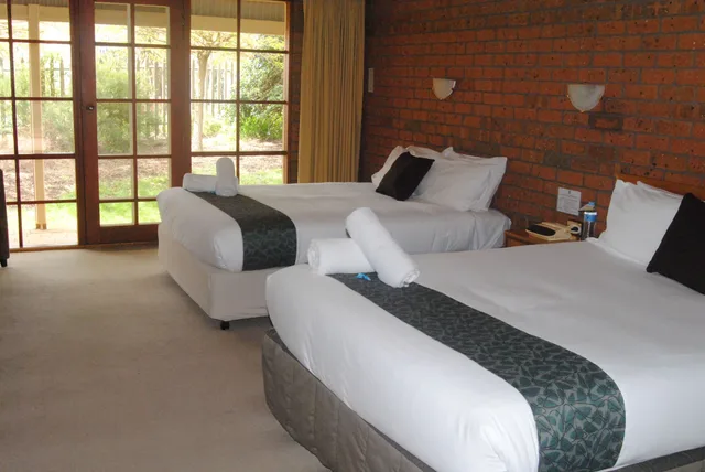 غرفة قياسية بسرير كوين وسرير فردي، Grange Burn Motel 1/8