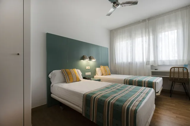 غرفة قياسية بسريرين منفصلين، Yomo Hostal BCN Port 2/4