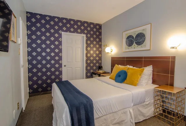 Room, Queen Bed, Hotel Dorion 1/10