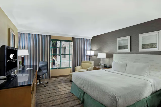 غرفة بسرير كينج بإطلالة على المرسى بشرفة، DOUBLETREE BY HILTON SAN PEDRO - PORT OF LOS ANGELES 1/2