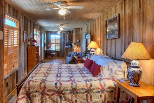 غرفة بانورامية بسرير كينج، Kuebler Waldrip Haus Bed and Breakfast 1/1