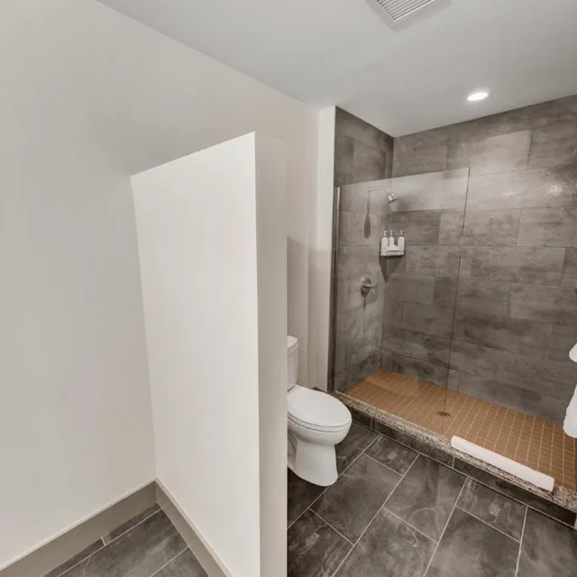جناح بسرير كينج وسرير بطابقين، The Kimpton Schofield Hotel 6/7