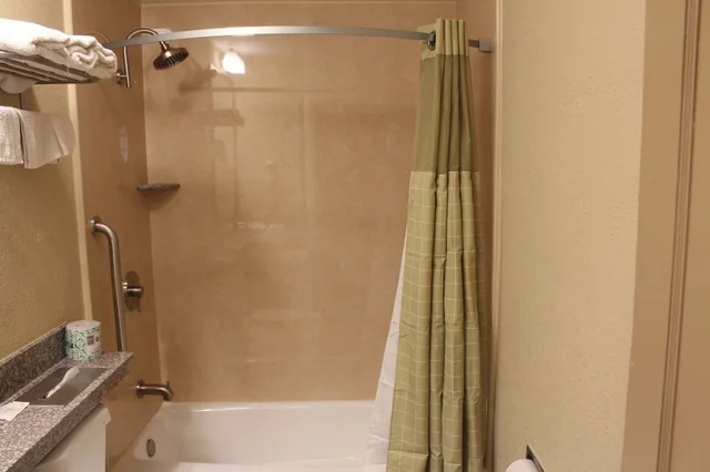 شقة بريميوم بسرير فردي وسرير كوين بغرفة نوم واحدة مع أريكة بمطبخ، Travel Inn and Suites Flemington 6/7