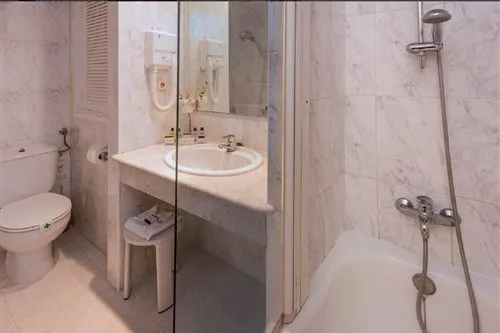 غرفة بسرير مزدوج أو سريرين منفصلين بإطلالة على المسبح بشرفة، Hotel Cala Font 1/1