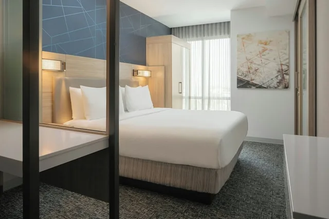 جناح ركني بسرير كينج مع أريكة، SpringHill Suites by Marriott Tampa Downtown 6/6