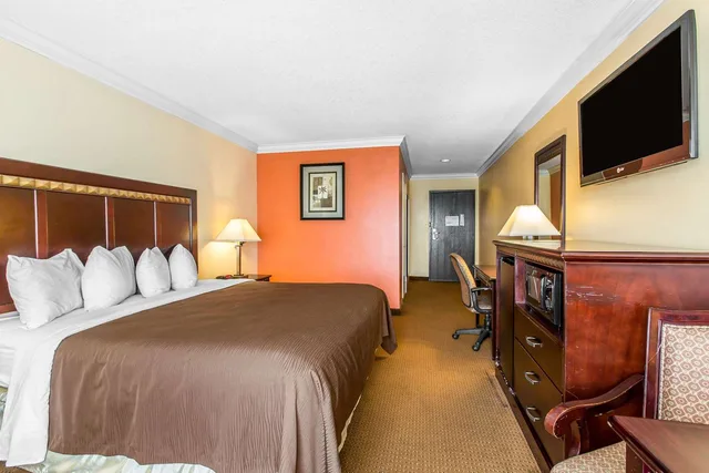 غرفة بسرير كينج لذوي الإعاقة، Quality Inn and Suites Bell Gardens Los Angeles 3/4
