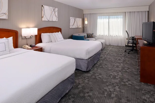 غرفة بسرير كوين بشرفة، Courtyard by Marriott Charlotte Gastonia 1/3