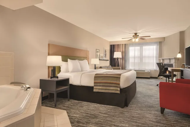 جناح بريميوم بسرير كينج مع أريكة بحوض جاكوزي، Country Inn & Suites by Radisson, Galena, IL 1/5