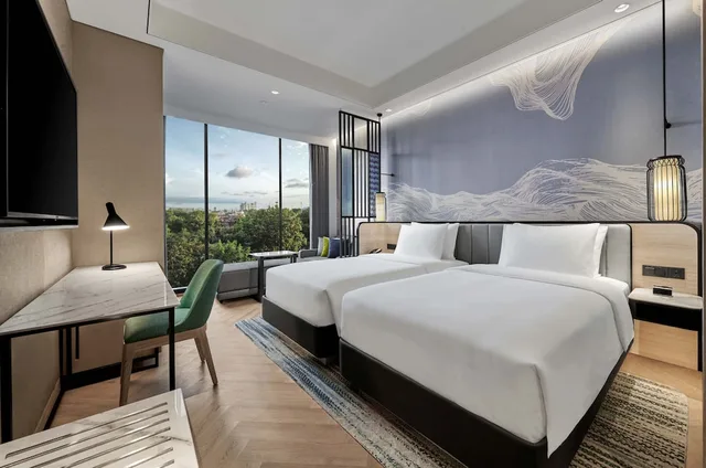 غرفة بسريرين منفصلين مع أريكة، Hyatt Place Makassar 1/3