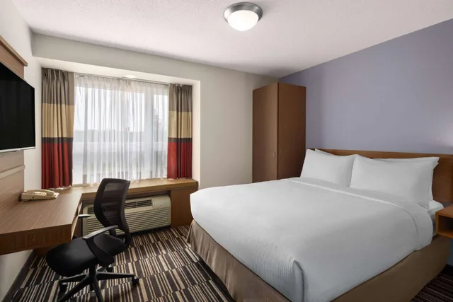 غرفة بسرير كينج وسرير كوين، Microtel Inn And Suites By Wyndham Kirkland Lake 4/8