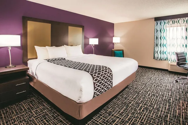 غرفة بسرير كينج لذوي الإعاقة، La Quinta Inn & Suites by Wyndham Cincinnati NE - Mason 1/2