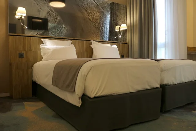 غرفة بسريرين منفصلين بإطلالة على الحديقة، Le Saint Aubert Hotel 1/6