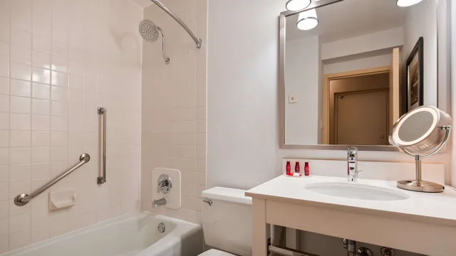 غرفة قياسية بسرير كينج مع أريكة، Best Western Plus Kansas City Sports Complex Hotel 7/7