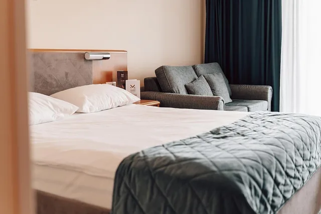 غرفة عائلية بسرير كوين وسريرين منفصلين مع أريكة، Mragowo Resort And Spa 1/5