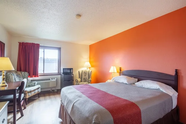 غرفة قياسية بسرير كوين، Motel6 Saukville, WI 1/9
