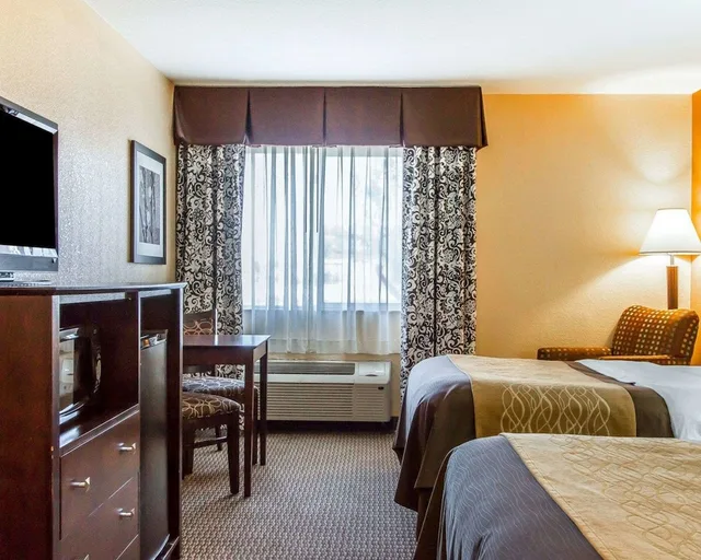 غرفة قياسية بسريرين كوين، Quality Inn & Suites Mount Pleasant 2/3
