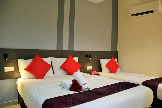 Family 3, 1 Double and 1 Single Bed, No Window، Sun Inns Hotel Kepong 1/2