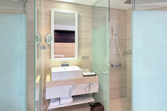 Senior, Deluxe, Double Bed, Holiday Beach Hotel Danang 7/8