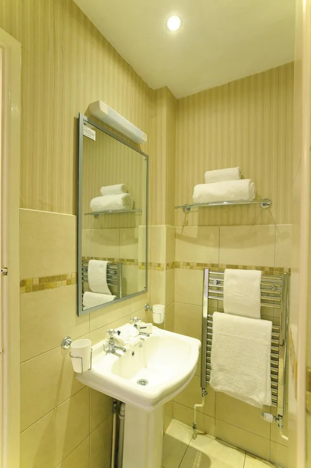غرفة مفردة، The Royal Hotel 2/5