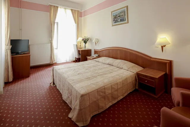 غرفة قياسية بسريرين منفصلين بإطلالة على البحر، Hotel Lovran 4/10