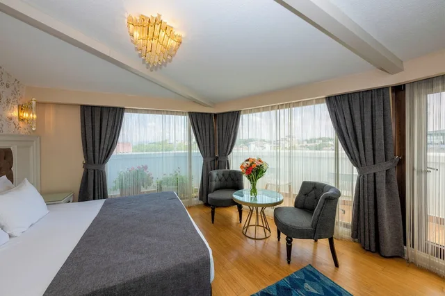 Deluxe, Queen Bed, Arden City Hotel 2/10