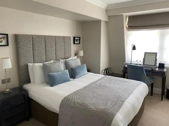 Cozy, Double Bed, Oatlands Park Hotel 1/2