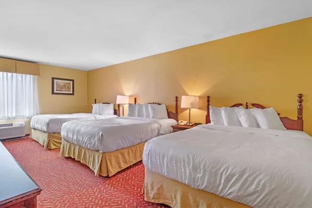 جناح بسريرين كوين مع أريكة بمنطقة جلوس، Best Western Clearlake Plaza 2/3