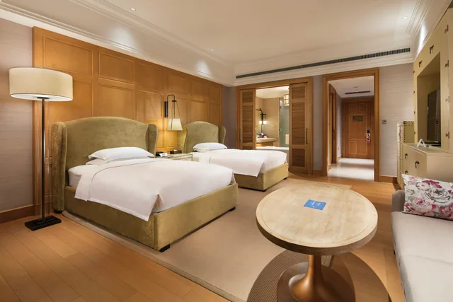 غرفة بسريرين منفصلين بإطلالة على البحيرة، Hilton Wenan 4/6