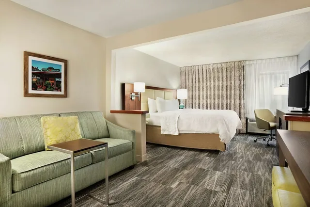 غرفة بسرير كينج مع أريكة، HAMPTON INN FINDLAY 1/4