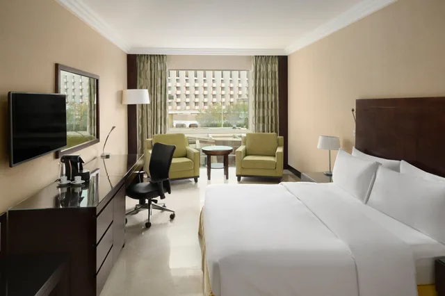 غرفة قياسية بسرير كينج للمدخنين لذوي الإعاقة، فندق كراون بلازا جدة(Crowne Plaza Jeddah) 3/8