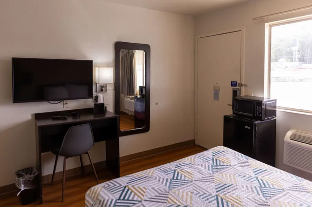غرفة بسرير كوين، Motel6 Lufkin, TX 1/1