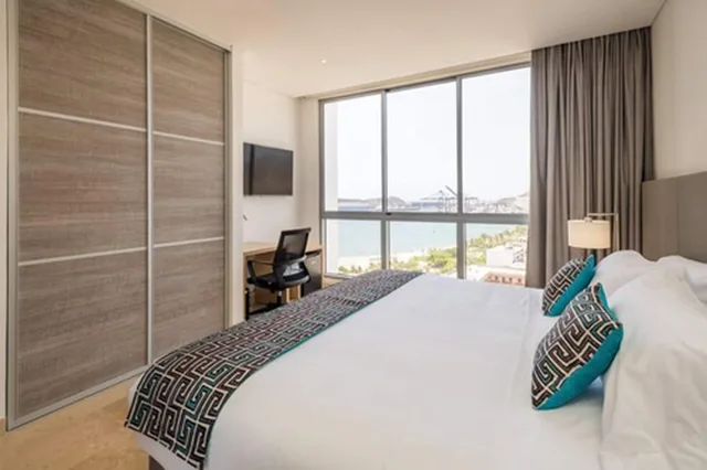 شقة ديلوكس بسريرين منفصلين وسرير كينج بإطلالة على البحر بغرفتي نوم مع أريكة، Grand Marina 4/10