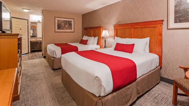 غرفة بسريرين كوين بإطلالة على النهر بشرفة، Best Western Plus Rivershore Hotel 2/3