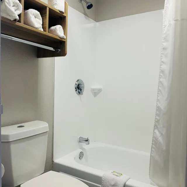 جناح بسرير كينج وسريرين مزدوجين بغرفتي نوم، Days Inn by Wyndham Kansas City Northeast 9/9