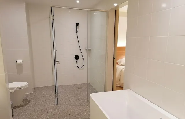غرفة عائلية بسريرين كوين وسريرين منفصلين، Crystal Crown Harbour View 1/2