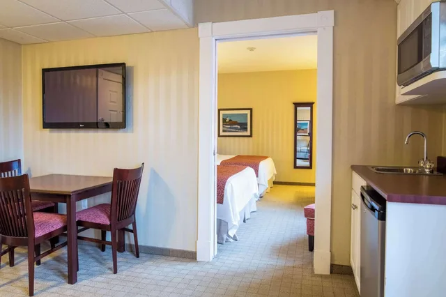 Suite, 2 Queen Beds, Quality Inn Suites Charlottetown Downtown 4/4