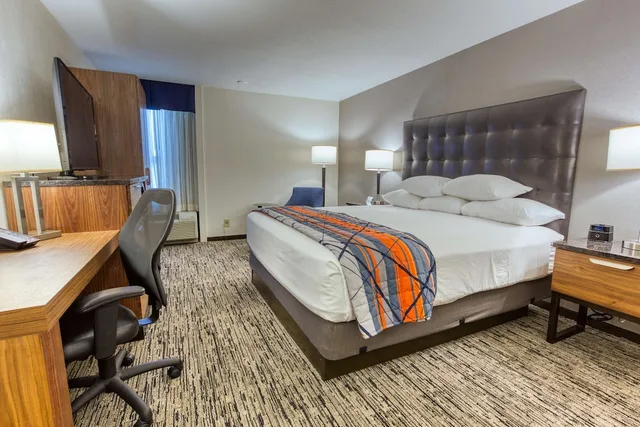 غرفة ديلوكس بسرير كينج بحوض استحمام في طابق مرتفع لذوي الإعاقة، Drury Inn and Suites St Louis Collinsville 3/4