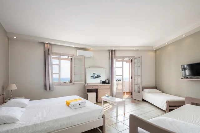 غرفة رباعية بإطلالة على البحر بشرفة، Kavuras Village Hotel & Suites 1/6
