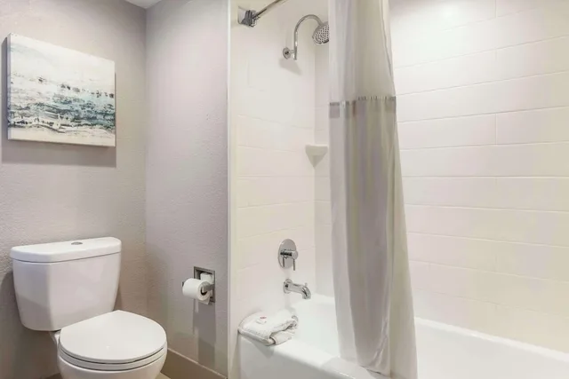 غرفة قياسية بسرير كينج، Comfort Inn Dallas North Love Field Airport, TX 2/3