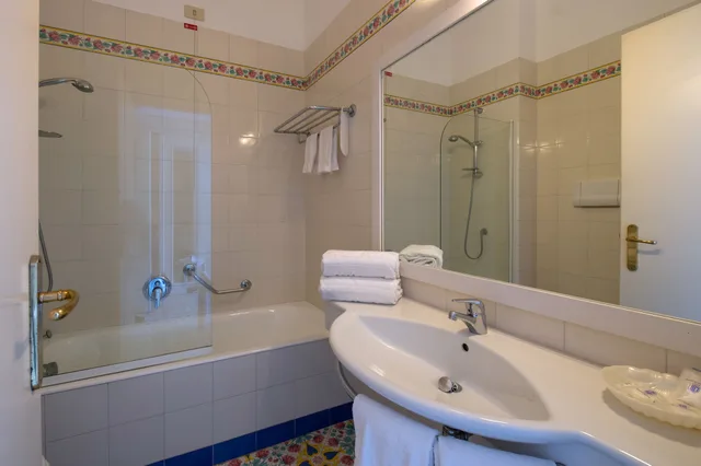 غرفة كلاسيكية بسريرين منفصلين، Grand Hotel Flora Sorrento 5/5