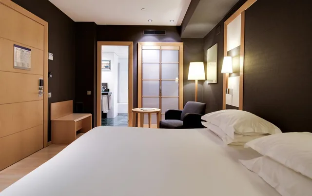 غرفة داخلية بسرير مزدوج أو سريرين منفصلين، Hotel Barcelona Universal 1/3