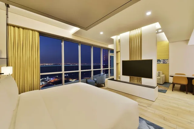 جناح تنفيذي بسرير كينج بإطلالة على البحر، Hilton Bahrain 2/3