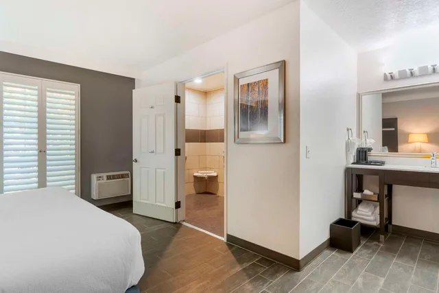 جناح ركني بسرير كينج مع أريكة يُسمح فيها بالحيوانات الأليفة، Best Western Corvallis 1/3