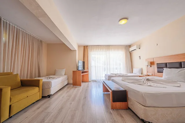 جناح بثلاثة أسرّة بغرفة نوم واحدة مع أريكة، Begonville Hotel 2/10