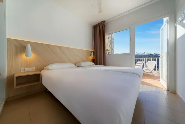 Premium One Bedroom Apartment with Large Terrace، Servatur Altamadores 2/5
