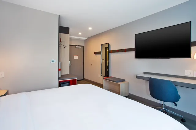 غرفة قياسية بسرير كينج لذوي الإعاقة، avid hotels Detroit - Warren 1/9