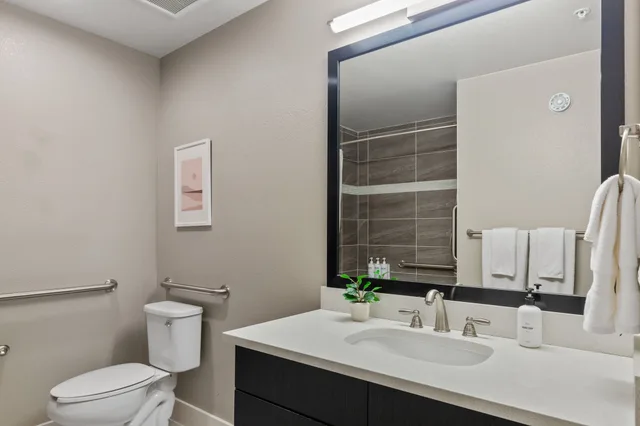 شقة كومفورت بفراش فوتون وسرير كينج بغرفتي نوم لذوي الإعاقة، Kasa Denver Union Station Apartments 3/5