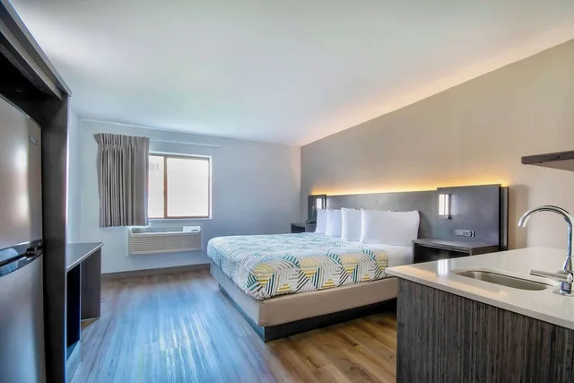 غرفة قياسية بسرير كينج بمطبخ صغير، Studio6 Georgetown, KY - Lexington North 2/8