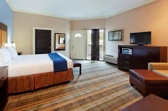 2 Bedrooms, Feature, Suite, 1 King and 2 Queen Beds, Balcony، Holiday Inn Express Benicia 3/4